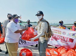 Jelang Idul Fitri, PLP Tanjung Priok Bagikan Sembako di Pulau Lancang