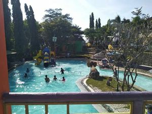 Asyiknya Berenang di Selopanggung