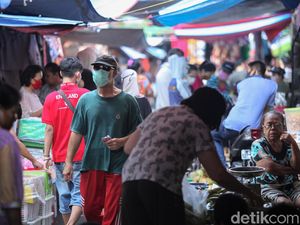 Gugus Tugas Terjunkan Relawan ke Pasar Beri Edukasi Hadapi New Normal Gugus Tugas Terjunkan Relawan ke Pasar Beri Edukasi Hadapi New Normal