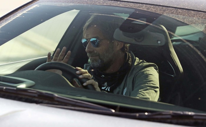 Premier League telah mengijinkan klub untuk menggelar latihan kecil untuk melanjutkan Liga Inggris. Begini momen saat palatih Liverpool Jurgen Klopp tiba di tempat latihan klub.