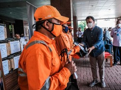 Kemenparekraf Bagikan 10 Ribu Masker Kain ke PPSU Jakarta