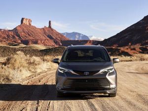 Tampang MPV Toyota yang Terinspirasi dari Kereta Peluru Shinkansen
