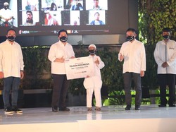 Erick Thohir Bagikan Paket Bantuan Telkom ke Warga Terdampak Corona