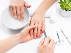 Duh, Wanita Positif Corona Nekat ke Salon Demi Perawatan Kuku