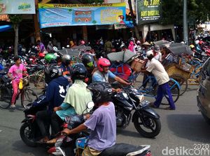 Potret Kepadatan Pengunjung di Pasar Kota Rembang