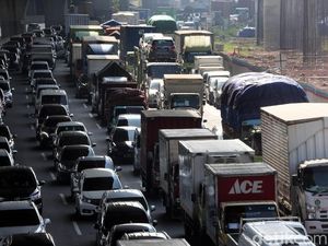Libur Cuti Bersama, Sejumlah Rest Area di Tol Cikampek Macet Pagi Ini Libur Cuti Bersama, Sejumlah Rest Area di Tol Cikampek Macet Pagi Ini