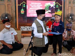 Saat Bupati Anas Ketemu Penyanyi Cilik Viral Akbar Corona Putra Laros