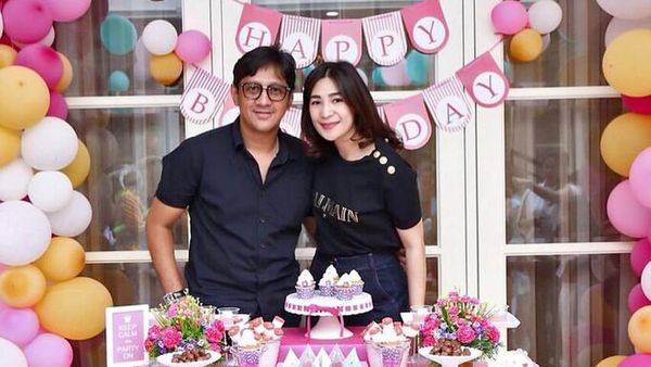 Romantisnya Andre Taulany Saat Kulineran Bareng Keluarga