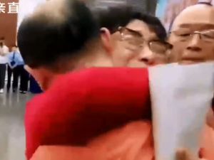 Pasutri China Akhirnya Bertemu Lagi dengan Anaknya yang Diculik 32 Tahun Lalu