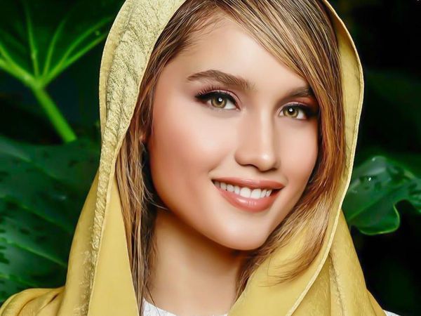 Gaya Cinta Laura Tampil Memesona Berkerudung Saat Ramadhan