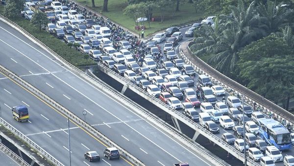Melihat Lagi Kepadatan Kendaraan di Semanggi Kemarin Sore