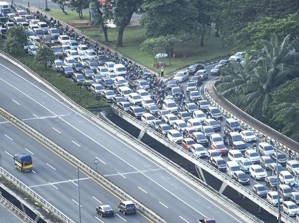 Melihat Lagi Kepadatan Kendaraan di Semanggi Kemarin Sore