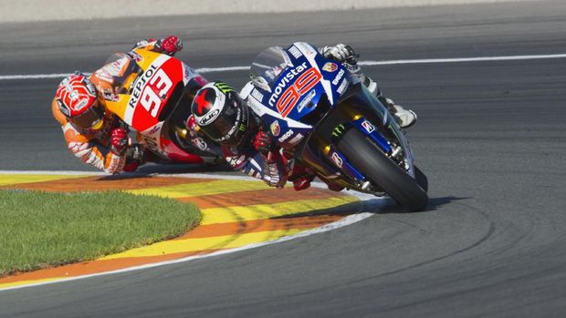 VALENCIA, SPAIN - NOVEMBER 08: Jorge Lorenzo of Spain and Movistar Yamaha MotoGP leads Marc Marquez of Spain and Repsol Honda Team during the MotoGP race during the MotoGP of Valencia - Race at Ricardo Tormo Circuit on November 8, 2015 in Valencia, Spain. (Photo by Mirco Lazzari gp/Getty Images)