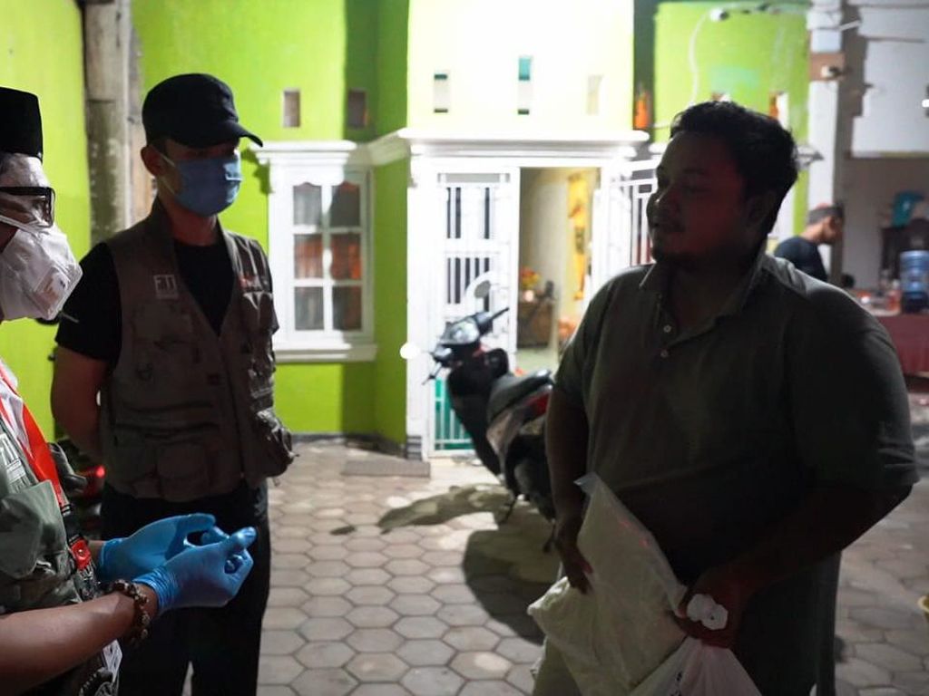 13 Mahasiswa UMI Makassar yang Tak Mudik Dapat Bantuan Kebutuhan Pokok 13 Mahasiswa UMI Makassar yang Tak Mudik Dapat Bantuan Kebutuhan Pokok