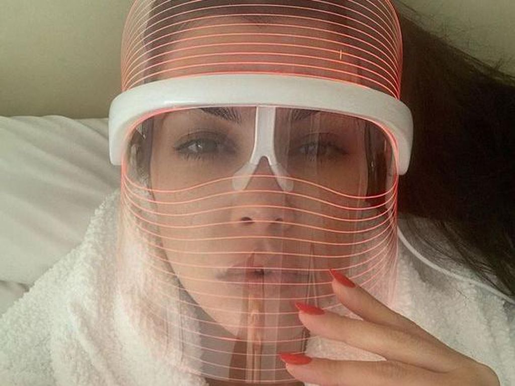 Kourtney Kardashian Rilis Face Shield Rp 2,8 Juta yang Bikin Netizen Bingung