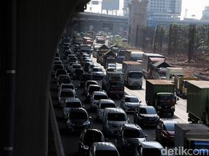 Kantor di DKI Mulai Dibuka, Tol Jatiwaringin Arah Jakarta Macet 2 Km Kantor di DKI Mulai Dibuka, Tol Jatiwaringin Arah Jakarta Macet 2 Km