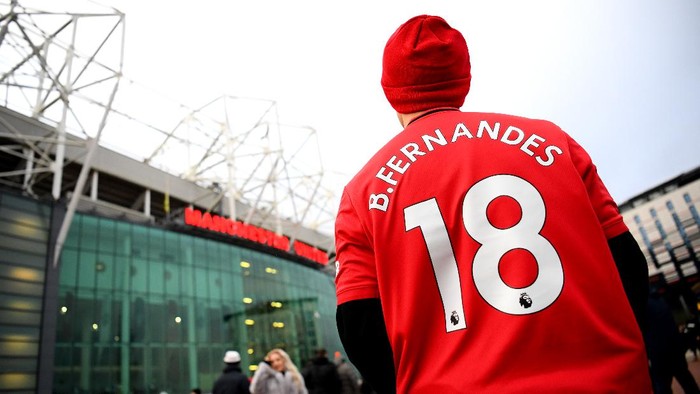 MANCHESTER, ENGLAND - FEBRUARY 01: A Manchester United fan  looks on outside the stadium while wearing a shirt with new signing Bruno Fernandes name and number  prior to the Premier League match between Manchester United and Wolverhampton Wanderers at Old Trafford on February 01, 2020 in Manchester, United Kingdom. (Photo by Clive Mason/Getty Images)