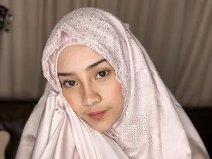 Anya Geraldine Pakai Mukena, Netizen: Ada yang Bening Tapi Bukan Air Wudhu Anya Geraldine Pakai Mukena, Netizen: Ada yang Bening Tapi Bukan Air Wudhu