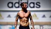 Sergio Ramos, kapten Real Madrid pun memamerkan perut sixpack kala sesi latihan kembali dimulai (Instagram)