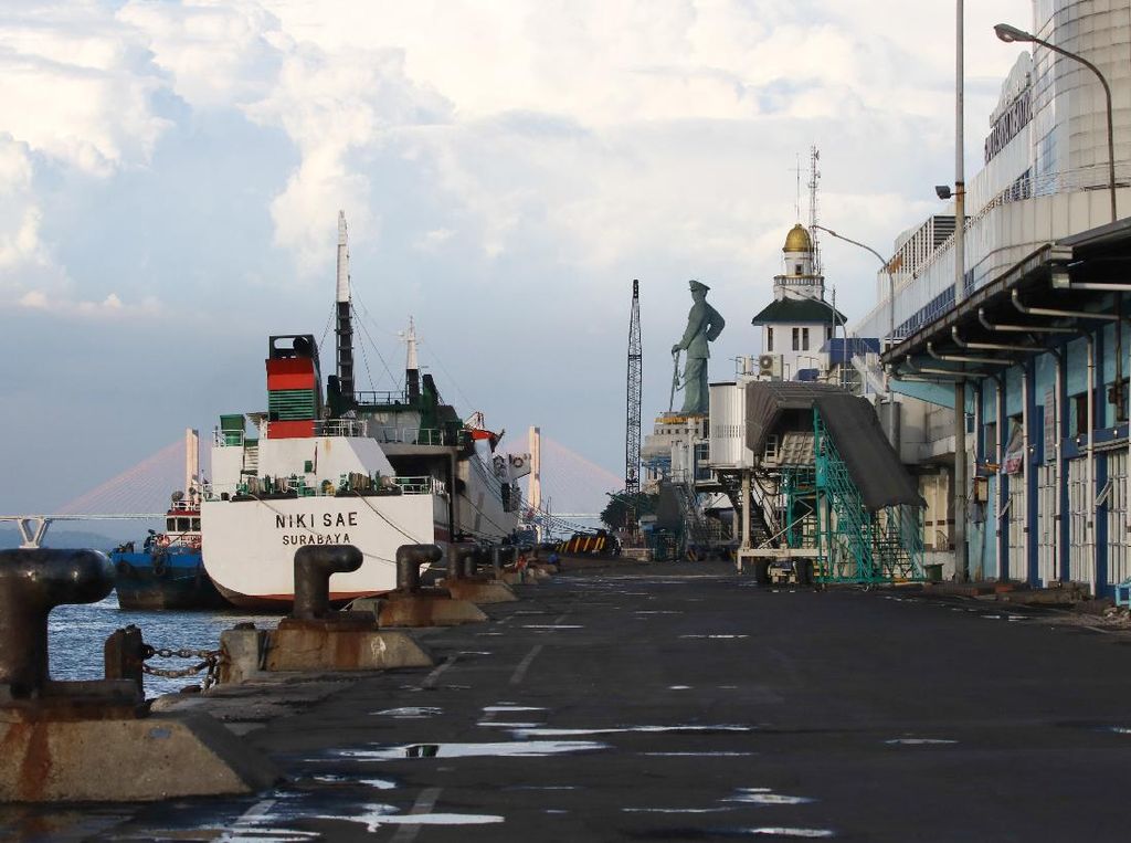 Kapal di Pelabuhan Tanjung Perak Tetap Beroperasi Selama Larangan Mudik, Tapi ... Kapal di Pelabuhan Tanjung Perak Tetap Beroperasi Selama Larangan Mudik, Tapi ...