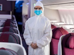 Tahan Virus! Pramugari Qatar Airways Pakai APD Lengkap