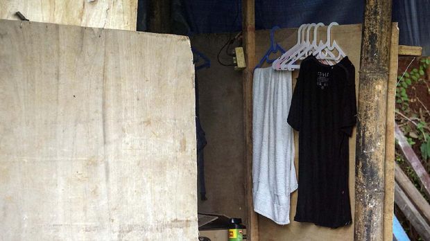 Deretan baju milik Wiranto di gubuk tempat isolasi mandirinya.