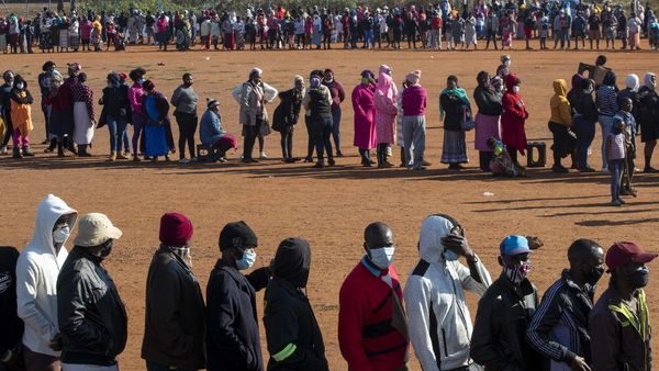 Wow! Warga Antre Sembako Berlapis-lapis