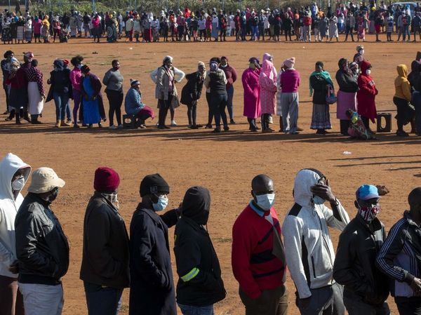 Wow! Warga Antre Sembako Berlapis-lapis