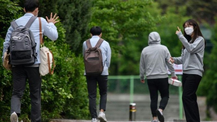 Siswa-siswa di Korea Selatan kembali ke sekolah usai wabah Corona mereda (AFP)