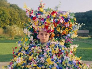 Properti Bunga dari Film Midsommar Dilelang Senilai Rp 960 Juta Properti Bunga dari Film Midsommar Dilelang Senilai Rp 960 Juta