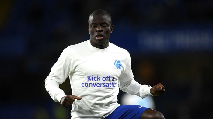 LONDON, ENGLAND - FEBRUARY 17:  NGolo Kante of Chelsea warms up in a Heads Up Campaign t-shirt the Premier League match between Chelsea FC and Manchester United at Stamford Bridge on February 17, 2020 in London, United Kingdom. (Photo by Mike Hewitt/Getty Images)