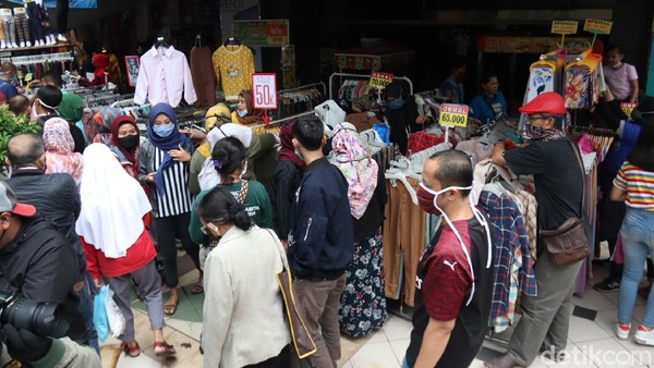 Jualan di Luar Gedung Mal ITC