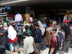PSBB Bandung, Pedagang Masih Nekat Jualan di Luar Gedung Mal