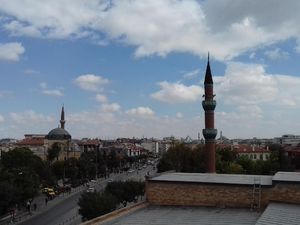 Solidaritas Sedekah Makanan Antarpelajar Indonesia di Kota Sufi