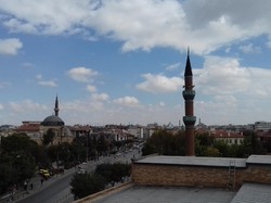 Solidaritas Sedekah Makanan Antarpelajar Indonesia di Kota Sufi