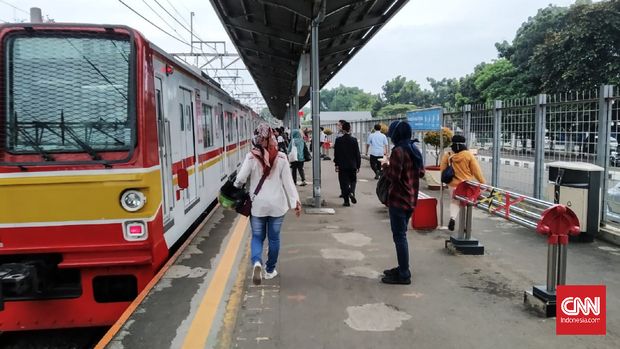 Penumpang hendak menaiki kereta Bogor-Jakarta Kota di Stasiun Lenteng Agung, Senin (18/5).