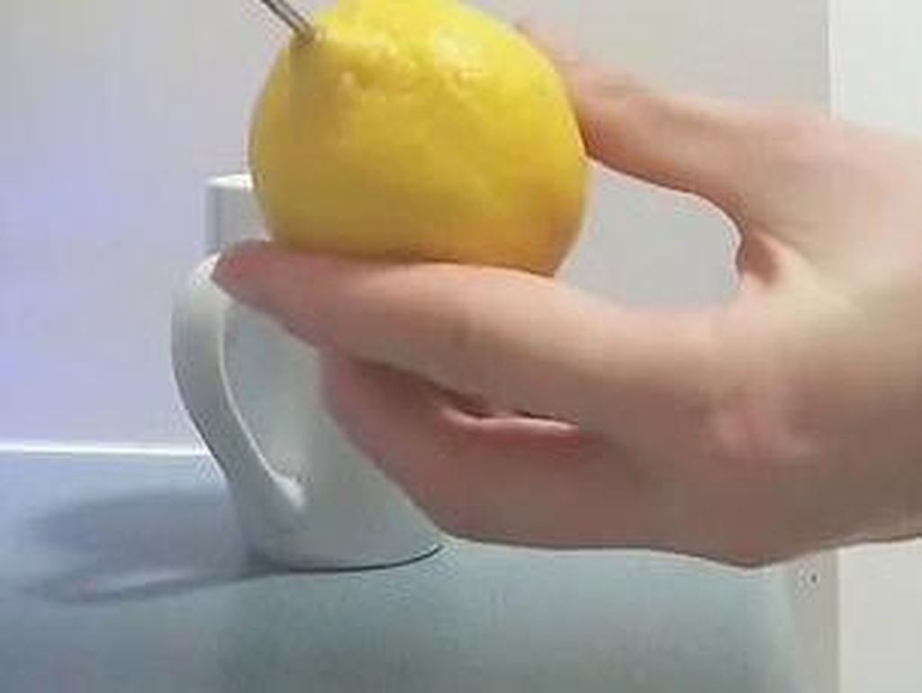 Begini Cara Memeras Jeruk Lemon Agar Airnya Banyak Begini Cara Memeras Jeruk Lemon Agar Airnya Banyak