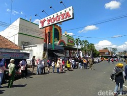 Kembali Dibuka, Toserba Ciamis Diserbu Warga hingga Antre di Pinggir Jalan