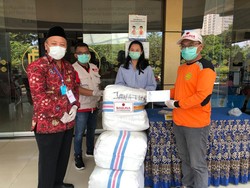 Ratusan Baju Hazmat Disalurkan ke RS Royal Surabaya