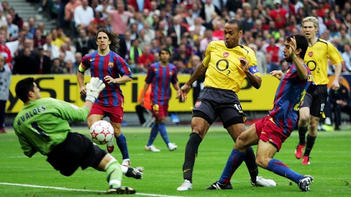 PARIS - MAY 17:  (L-R) Victor Valdes the Barcelona goalkeeper saves from Thierry Henry of Arsenal during the UEFA Champions League Final between Arsenal and Barcelona at the Stade de France on May 17, 2006 in Paris, France.  (Photo by Mike Hewitt/Getty Images)