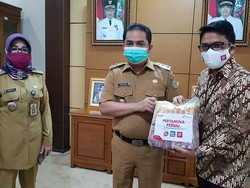 Pertamina Salurkan Bantuan 1.200 Paket Sembako di Pontianak