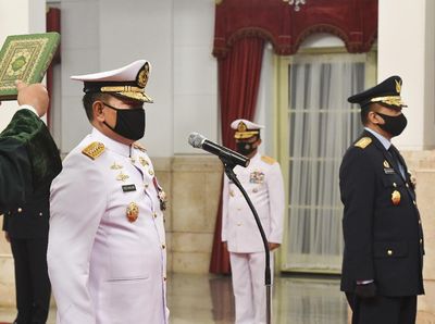 Jokowi Lantik KSAL dan KSAU di Istana Negara