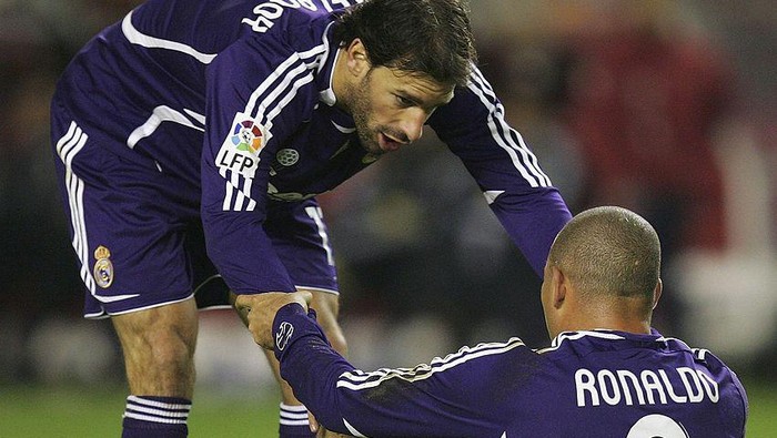 72786151 SEVILLE, SPAIN - DECEMBER 09: Ruud van Nistelrooy of Real Madrid checks-up on Ronaldo after he was injured during the Primera Liga match between Sevilla and Real Madrid at the Sanchez Pizjuan stadium on December 9, 2006 in Seville, Spain. (Photo by Denis Doyle/Getty Images)