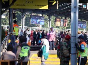 H-4 Lebaran, Stasiun Bekasi Masih Penuh Penumpang