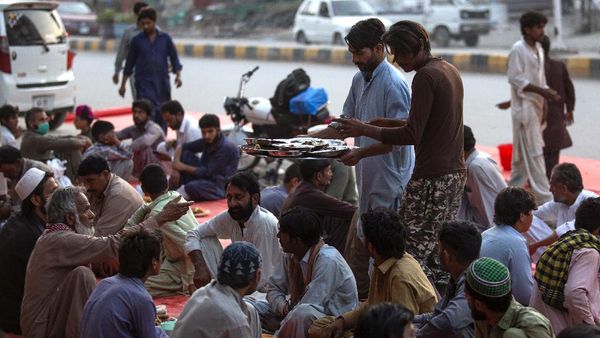Potret Buka Puasa Bersama di Pakistan saat Pandemi Corona
