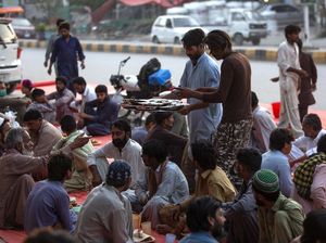 Potret Buka Puasa Bersama di Pakistan saat Pandemi Corona