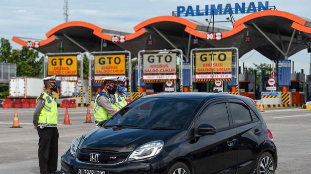 Petugas Polresta Cirebon memeriksa kendaraan yang melintas di pintu Tol Cipali Palimanan, Cirebon, Jawa Barat, Kamis (21/5/2020). Pemeriksaan tersebut sebagai upaya penyekatan gelombang pemudik jelang perayaan Hari Raya Idul Fitri 1441 H dari arah Jakarta menuju Jawa Tengah. ANTARA FOTO/Nova Wahyudi/nz