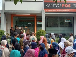 Warga Bandung Antre Berjam-jam untuk Cairkan Bansos Pemerintah