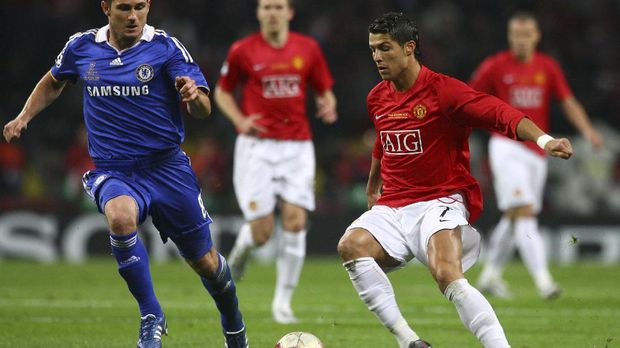 Chelsea's English midfielder Frank Lampard (L) vies with Manchester United's Portugese midfielder Cristiano Ronaldo during the final of the UEFA Champions League football match at the Luzhniki stadium in Moscow on May 21, 2008.AFP PHOTO / Paul Ellis (Photo by PAUL ELLIS / AFP)