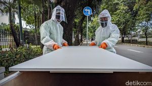 Unik, Kampanye Anti COVID-19 dengan Bawa Peti Mati